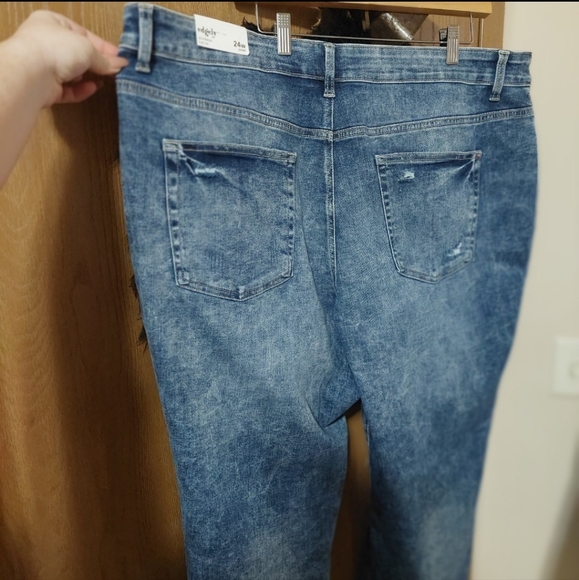 NWT 《 maurices 》 Plus Size Edgely Boyfriend High Rise Ripped Jean 24 Short - Picture 13 of 13